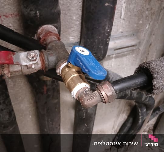 שסתום וצינורות במערכת אינסטלציה